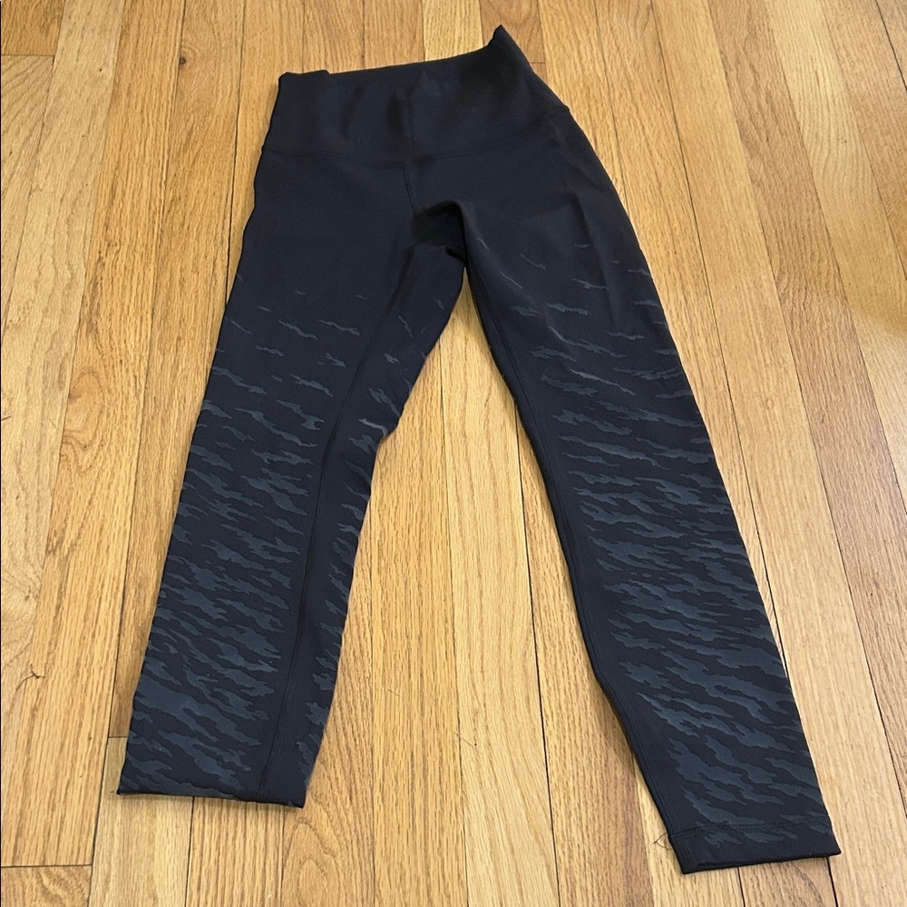 Women’s lululemon black pants with pattern